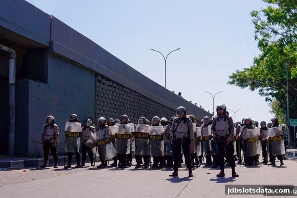 非法游戏平台防骗指南：jdb电子游戏官网带你识破套路并正确举报